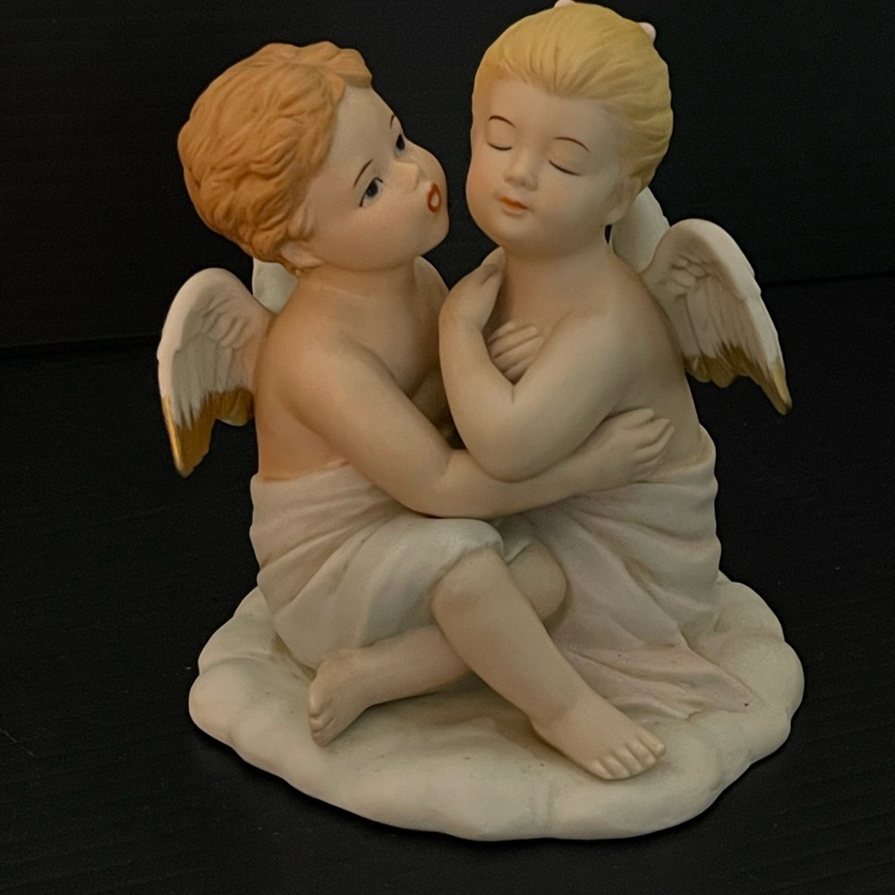 Home Interiors HOMCO Kissing Angels Bisque Porcelain Figurine T81